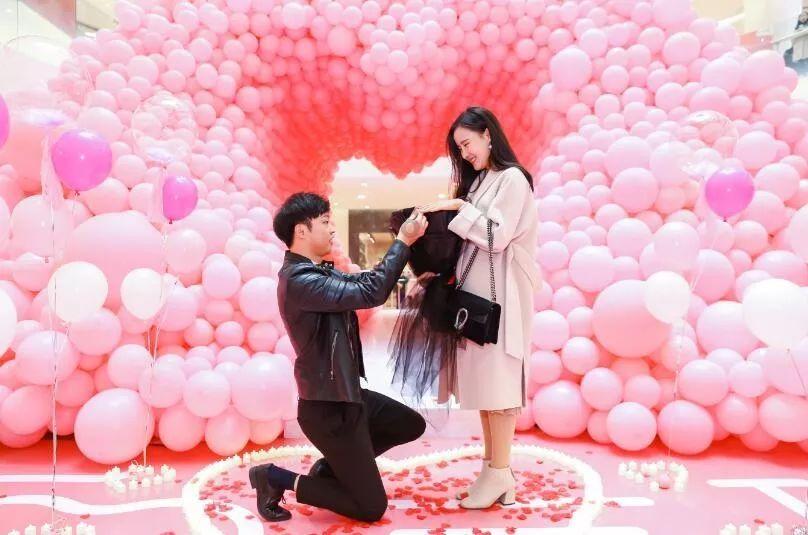 现在的社会是不是很现实啊？游戏画面