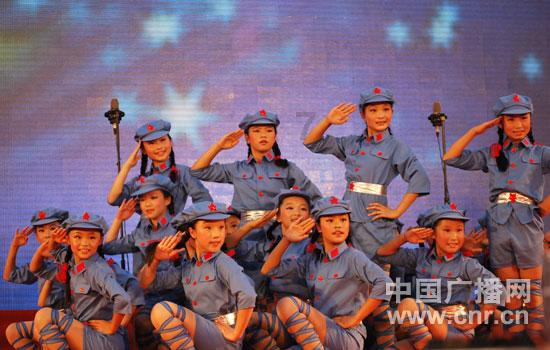 当代年轻人在未来选择是该奋力一搏，还是听从长辈选择稳妥？